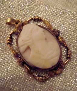 Victorian 10K Gold Hand Carved Cameo Pendant Necklace Pink Corral