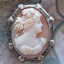 Great Quality carving conch shell from the 1930th Marked Filigree 14K White Gold Brooch/Pendant