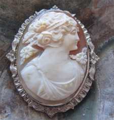Great Quality Beauty from the 1920th Carnelian shell Marked solid 14K White Gold brooch.