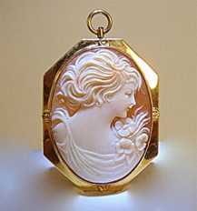 Museum Quality carving shell from the 1930th Marked 10K Yellow Gold Brooch/Pendant