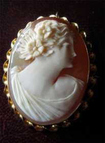 Edwardian Carved Shell Cameo 10-karat Gold Frame Pin Brooch 1910s 1920s 1 1/8 x1.5 in