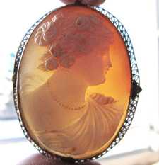 Edwardian 1915-1925 Quality beauty shell. Signed by the Artist Marked filigree 14K Yellow Gold pendant.