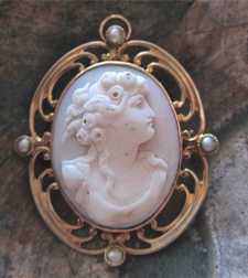 High Quality Art Nouveau white Coral stone circa 1890 - 1910 Marked 10K Yellow Gold Pendant/Brooch with pearls