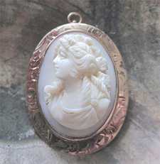 Extra quality high relief carving Coral stone from the 1910th Marked 10K etched Yellow Gold Brooch/Pendant.