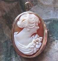 Woman profile - hand carved Carnelian shell. Circa 1950 In the marked 10K Yellow Gold Classic Brooch/Pendant.