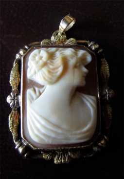 Victorian 10K Gold Hand Carved Cameo Pendant Necklace Carnelian Shell