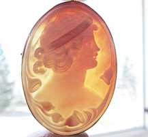 Quality Art Nouveau Vintage shell depict young woman circa 1915 Big marked 10K Yellow Gold Brooch/Pendant