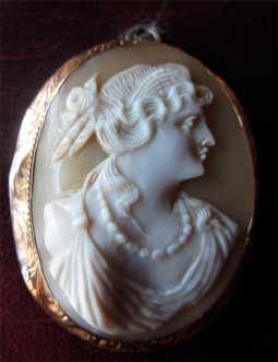 Big Victorian 9K (at least) Gold Circa 1875 Carved Cameo Pendant Necklace Carnelian Shell. Signed