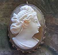 Carved Museum Quality shell from the 1910th Marked 10K Yellow Gold Brooch/Pendant