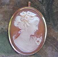 Italian hand carved shell in the marked 14K Yellow Gold Brooch/Pendant