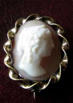 Yearly Victorian (circa 1840) Estate Vintage 10K Yellow Gold Shell Cameo Brooch Pendant 2.37Grams