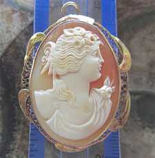 Great Quality Art Nouveau carved shell cameo circa 1895-1920 Marked 10K Yellow Gold decorative filigree brooch/pendant