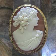Great portrait of Isadore Duncun - famous dancer of Edwardian times Big sardonyx shell in the marked 14K Yellow Gold brooch circa 1910.