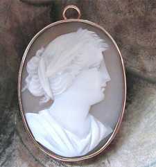 Great Museum Quality Victorian carving sardonyx shell Unmarked 14K Gold Big pendant/brooch circa 1870.
