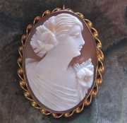 Well carved shell portrait of young girl from the 1910 - 1930th 10K Yellow Gold Brooch/Pendant