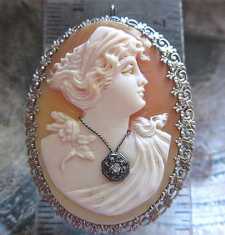 Quality carving, goddess Ceres in the necklace with a little diamond Marked 14K White Gold filigree Brooch/Pendant 1930th.