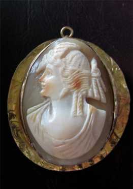 Vintage Victorian Shell Cameo Brooch Pendant Pin Set in 10K Gold 4.14 gr. ; Cameo-7.4 gr.
