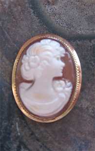Italian hand carved carnelian shell embedded Marked 750 (18K) Yellow Gold petite Brooch/Pendant
