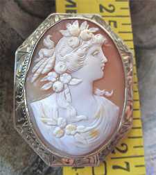 Quality Great Art Deco profile carved & signed from the 1920th Big marked 10K White Gold octagonal etched bezel brooch.