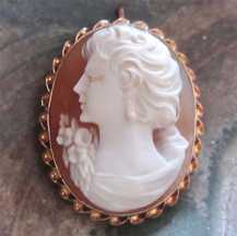 Superiorly carved carnelian shell - Beauty from the 1930th -1950th Marked 10K Yellow Gold twisted rope brooch/pendant.
