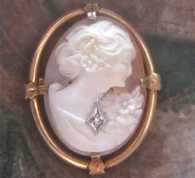 Delicately carved woman's portrait from the 1960th in Marked 10K Yellow Gold brooch with a little diamond
