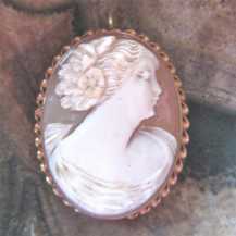 Well carved carnelian shell - Beauty from the 1920 -1930. Signed. Marked 10K Yellow Gold twisted rope brooch/pendant.