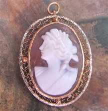 Well carved Sardonyx shell Ceres Goddess image, from 1890-1915 Hallmarked filigree 10K Yellow Gold brooch/pendant