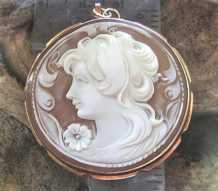 Late Edwardian fine carved Sardonyx shell Signed by the Artist Marked 14K Yellow Gold brooch/pendant.