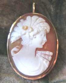 Great carved Sardonyx shell profile of the modern Italian Beauty. Marked "750" (18K) Yellow Gold Classic Italian brooch/pendant.