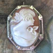 Stylishly carved Art Deco beauty carnelian shell from the 1920th White Gold solid 14K (marked) Filigree Brooch/Pendant
