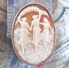 The Three Graces - Big Stylish Late Art Deco Carnelian Shell circa 1930 unmarked/tested 14K Yellow Gold brooch with the safety chain