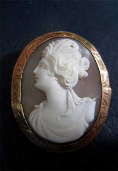 Neoclassical Roman profile Beauty circa 1885 At least 10K solid Gold Bezel Brooch. Almost Museum Quality