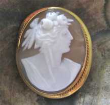 Great Art Nouveau Bacchante Beauty, from 1890-1910 Faded marked/tested 14K Yellow Gold brooch.