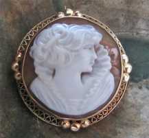 Great carving Beauty in the Spanish collar - cuello, from 1930th. Unmarked/tested 14K Yellow Gold brooch/pendant. Signed
