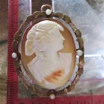 Early Edwardian Psyche Goddess of Soul, carved shell from 1910th Marked 10K Yellow Gold decorative brooch/pendant with 4 pearls