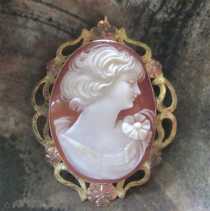 Late Edwardian superiorly carved shell of the lady from 1930-1940 Marked 10K Yellow Gold filigree decorative brooch/pendant