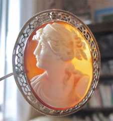 Greatly executed 1895-1910 Victorian shell - Classic Greek profile Big Hallmarked 10K Yellow Gold filigree Brooch/Pendant.