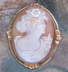 Greatly executed circa 1930 signed by the Artist shell Hallmarked 14K Yellow Gold filigree Brooch.