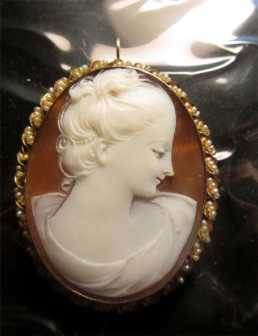 Beautiful Lady Hand carved Sardonyx Shell 10K marked Gold with Natural River Pearls Brooch/Pendant