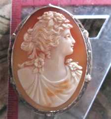 Greatly executed Art Nouveau shell - portrait of girl with a flowers Hallmarked 14K White Gold filigree Brooch/Pendant. Circa 1925