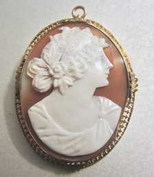 Great Museum Quality shell portrait of Isadore Duncan from the 1910th Hallmarked 10K Yellow Gold filigree Brooch/Pendant.