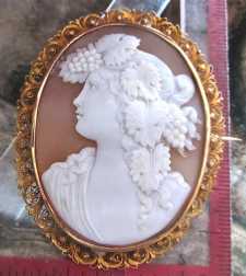 Edwardian Museum Quality shell Bacchante image from the 1910th Hallmarked 750(?) Yellow Gold filigree Brooch.