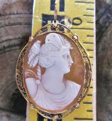 Greatly executed Art Nouveau shell - portrait Psyche goddess Hallmarked 10K Yellow Gold filigree Brooch/Pendant. Circa 1920