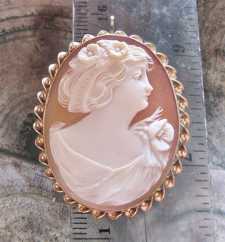 Well executed Conch shell from 1930th, from private collection Hallmarked 10K Yellow Gold twisted rope Brooch/Pendant.