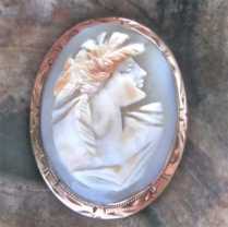 Art Deco carved stylish 3 colors shell. Late Edwardian Low Carats Gold (8 or 9 carats) etched Brooch.