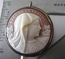 Beautifully carved image of cover head woman-(Madonna?) Italy Marked Sterling Silver Pendant/Brooch