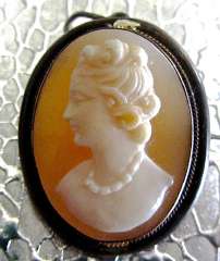 Nice nand carved pretty woman shell circa 1940th Unmarked Silver Pendant /Brooch