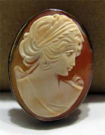 Sculpturally done the Italian cameo