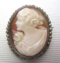 Fine crafted Carnelian shell from circa 1915 Vermeil Silver with natural pearls Brooch