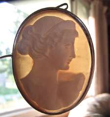 Edwardian masterly carved Classic Venus Sardonyx Shell Unmarked Silver cover Brooch circa 1910.